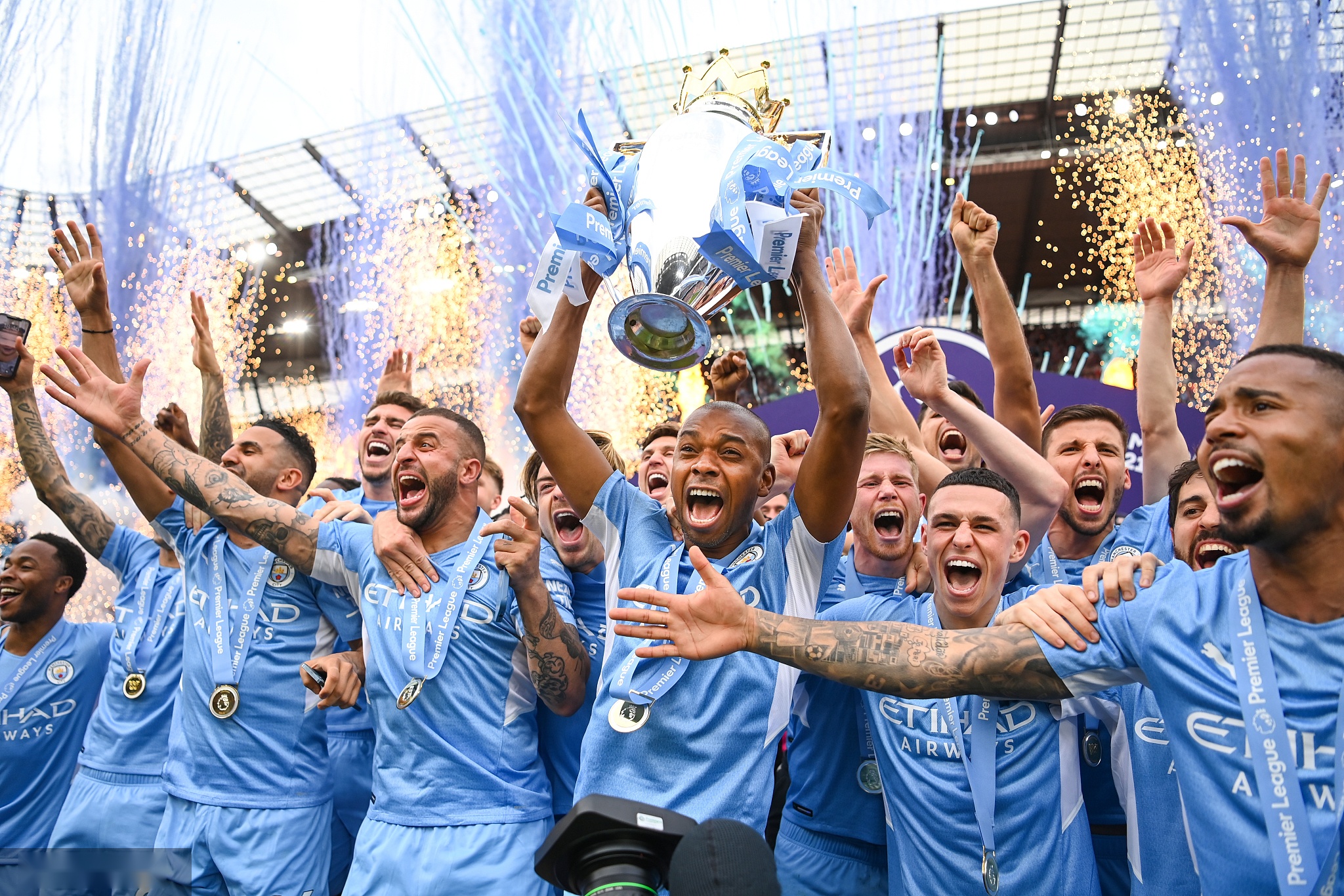 成为众人瞩 成为众人瞩